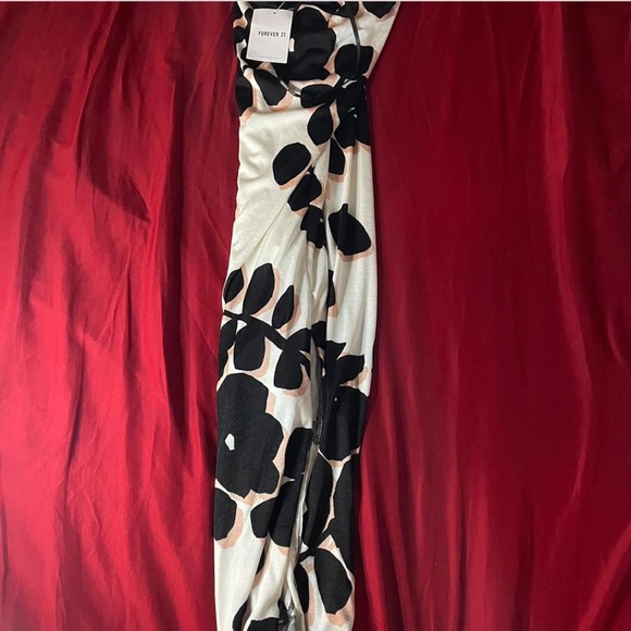 NEW WITH TAGS FLORAL DRESS - Picture 3 of 4